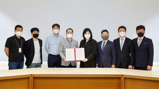 오진섭(왼쪽 네번째) LG CNS 담당, 여휘이(다섯번째) IBM 아시아태평양 서스테이너빌리티SW사업부장 등 두 회사 관계자들이 협약을 맺은 후 사진을 찍고 있다. 한국IBM 제공
